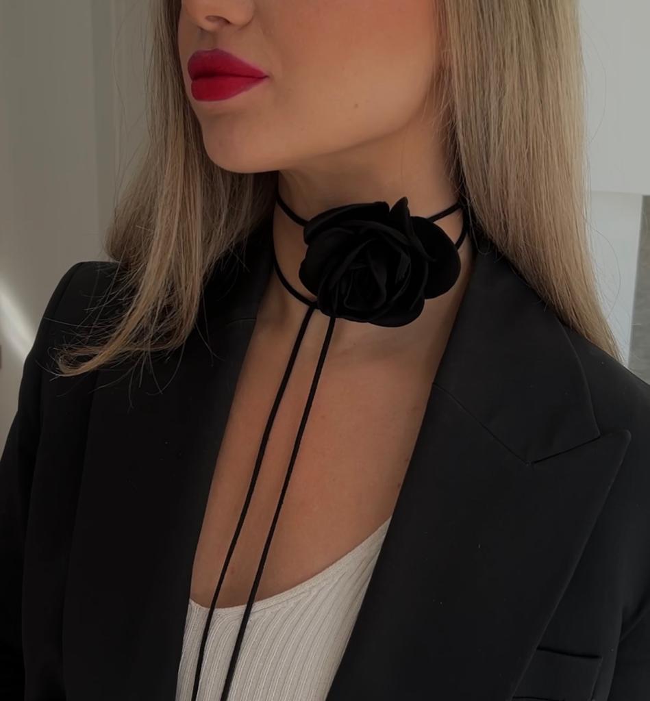Colier cu floare si snur